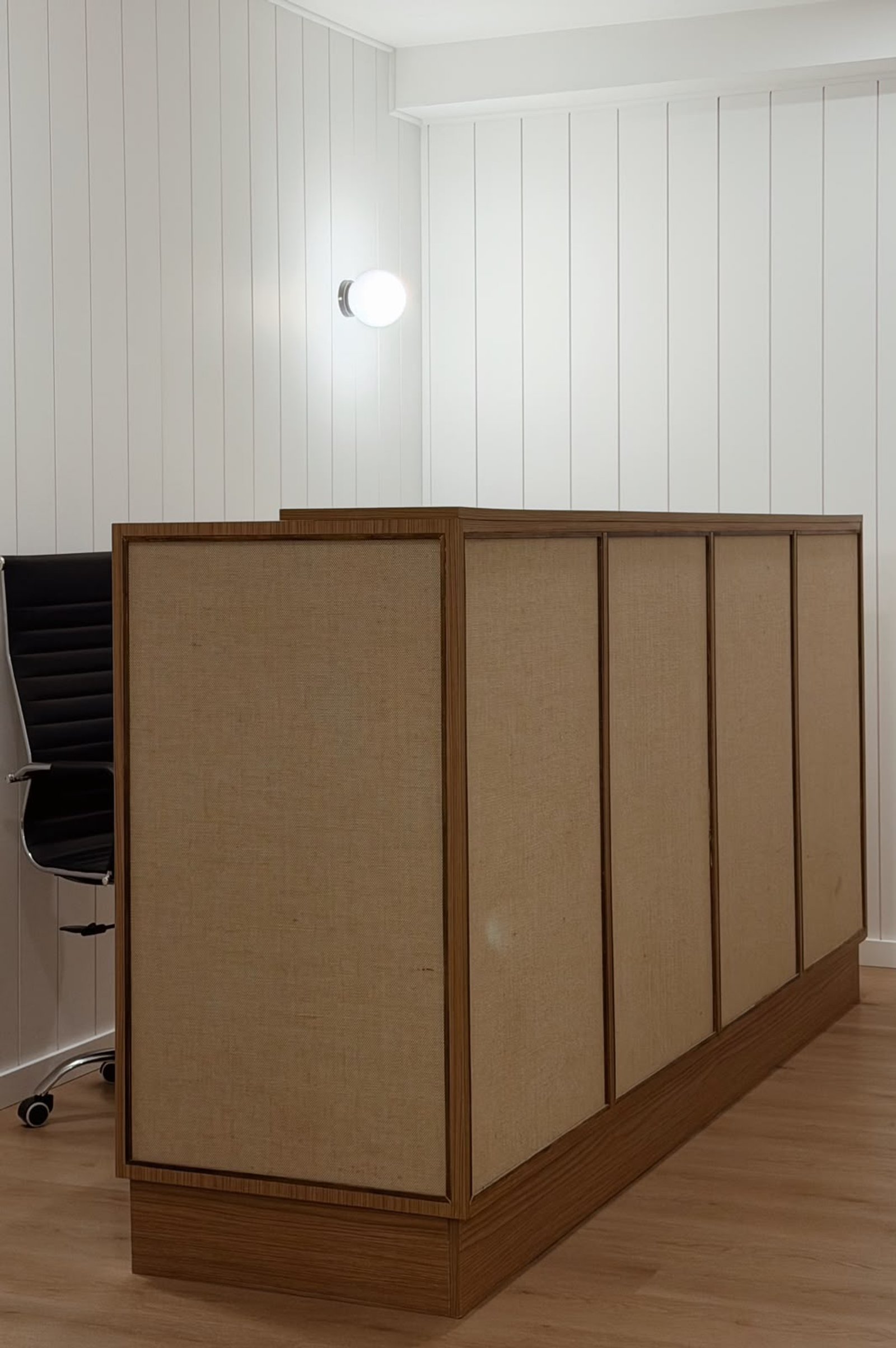 recepción de oficina moderna con escritorio de madera y tela — proyecto PICO, por APATHEIA, en Cdad. Autónoma de Buenos Aires